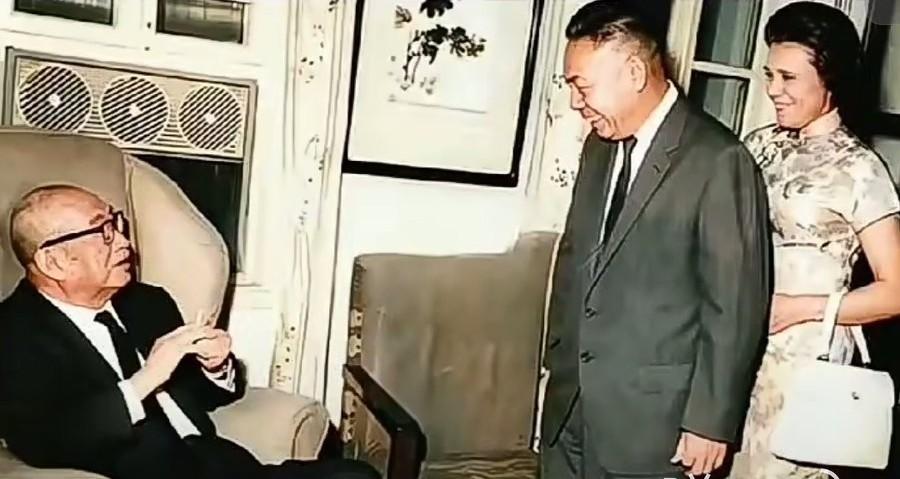 这张留存于上世纪六十年代的老照片，记录了一段旧时代风云人物难得的会面。85岁的孔