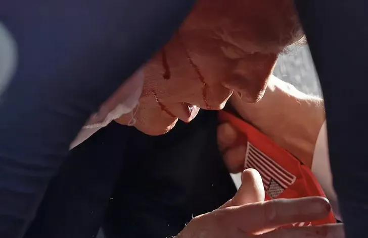 这一枪太精准了，只差几毫米特朗普就得去跟安倍做伴了。

在西方选举中，枪击事件是