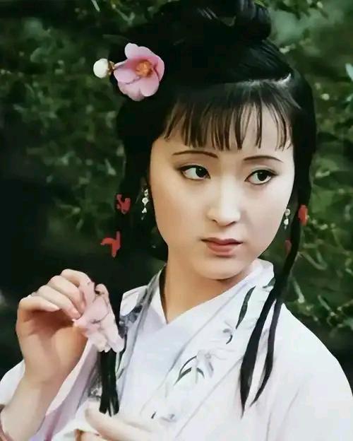 提起“林黛玉”，很多人脑海中第一时间浮现的，都是陈晓旭那“眉如远山，眼似秋水”的