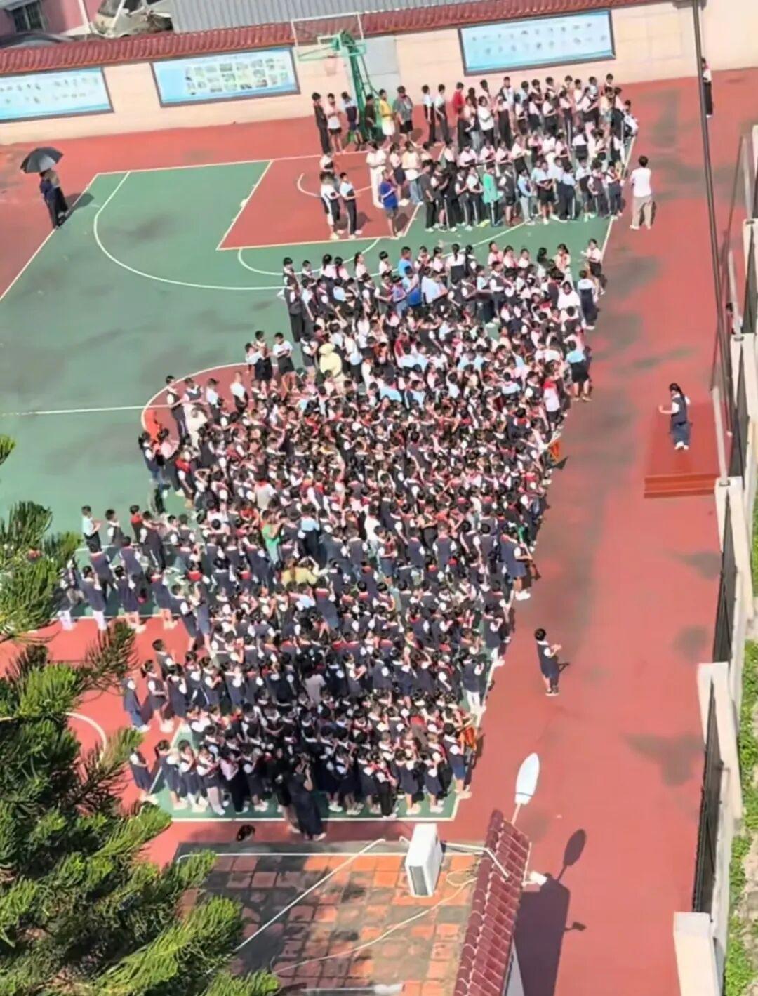 “学校升旗，女老师台下给校长打伞” 事件大反转！真相并不是大家想的那样！

5 