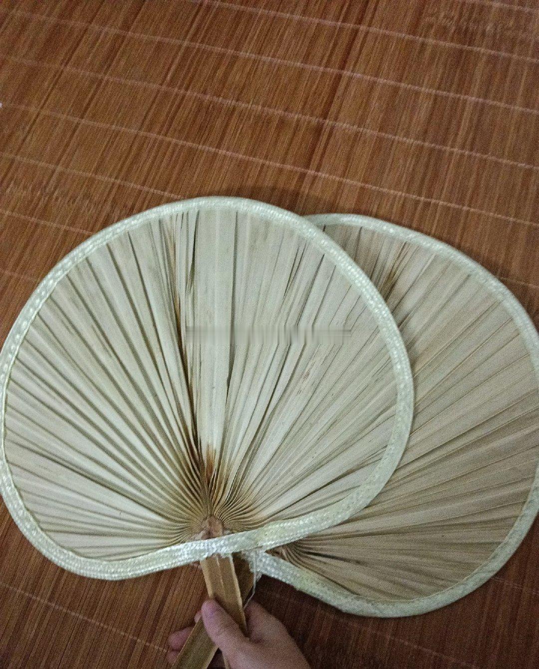 小时候，还没有空调的时候，夏天就是用蒲扇，后面发展就有了折扇，就是现在家里也会备