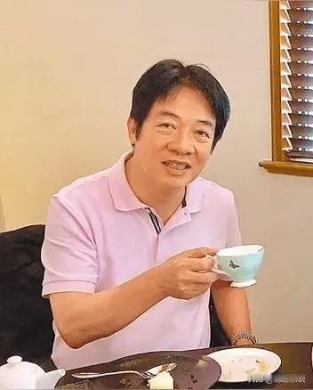 赖清德今天又整活儿了！吃个日料摆拍成‘挺日宣言’，真当网友看不穿这种低级政治表演