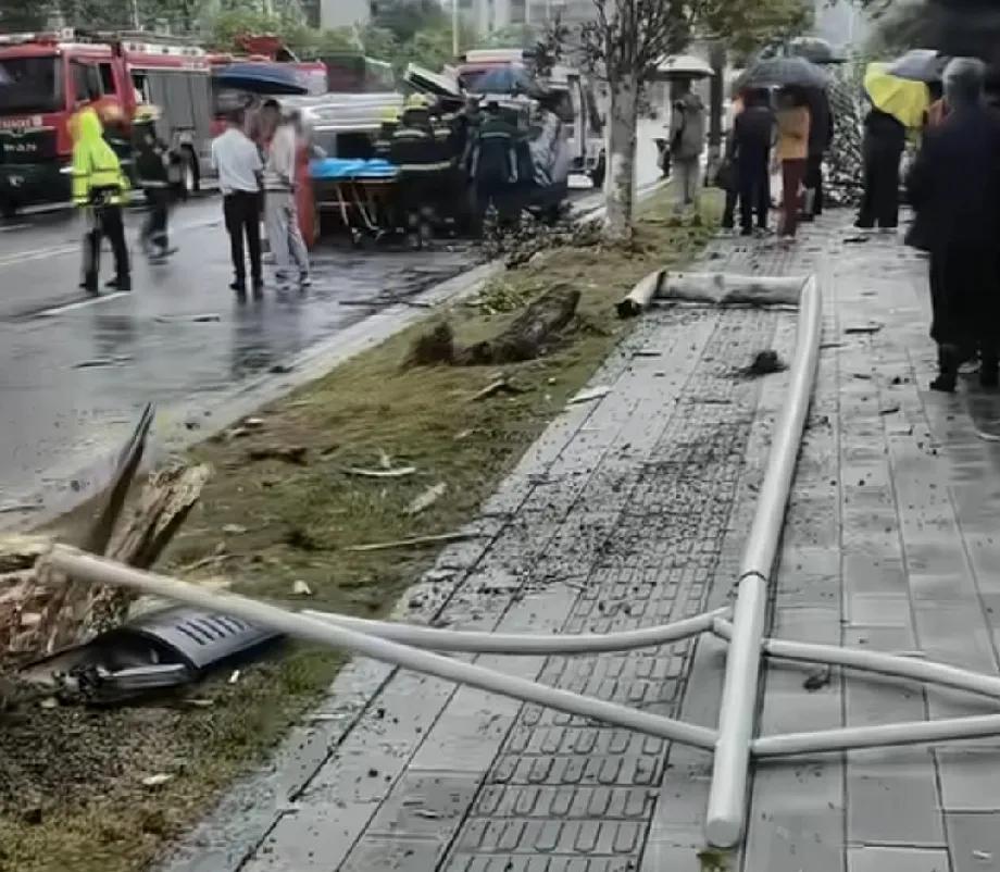 5月28日，湖南衡阳高新区中心公园路段发生一起惊险车祸。一辆小车跟脱缰野马似的，