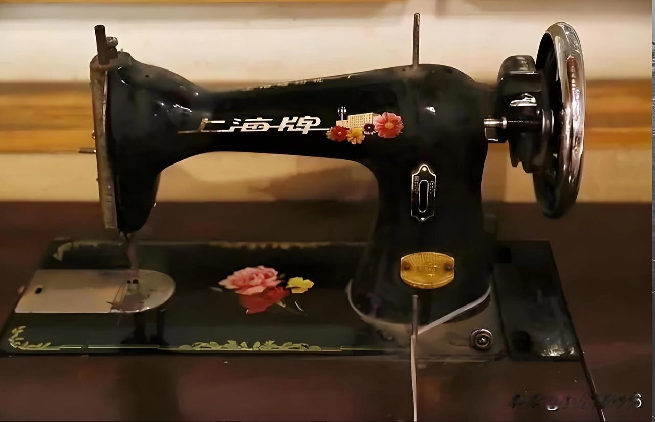 我们家在上世纪70-80年代使用的的是上海牌的缝纫机。

我们老家父母年轻的时候