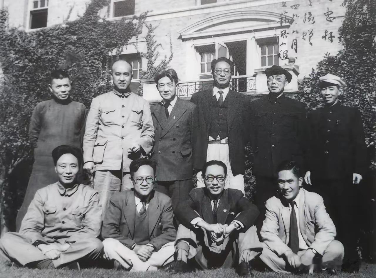 王铎：刚建国的时候，前排：艾青、巴金、史冬山、马思聪：后排：曹靖华、胡风、徐悲鸿
