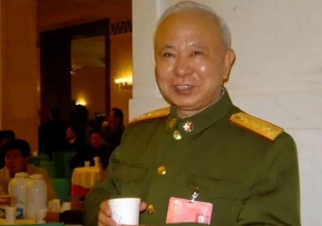 1995年，成都军区司令员隗福临的两名警卫员，穿便装外出采购。路见地痞围殴农妇，