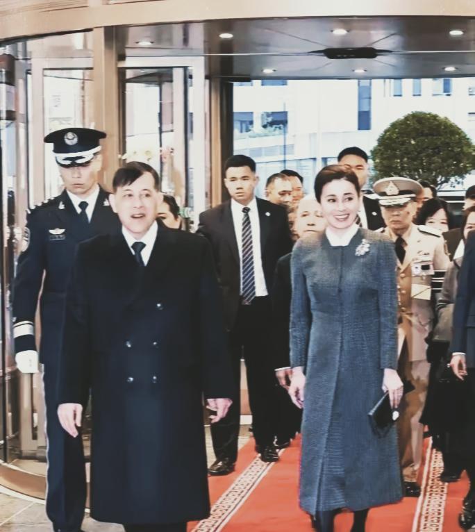 就在刚刚
 
泰国方面突然宣布了，中方将采购50万吨泰国大米。
 
按盘面看，这