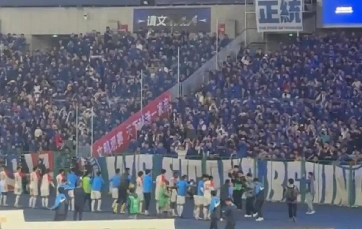 申花队球员和球迷在客场谢场，球场直接关灯了，南通支云球迷还打出蓝色只是代表江苏，