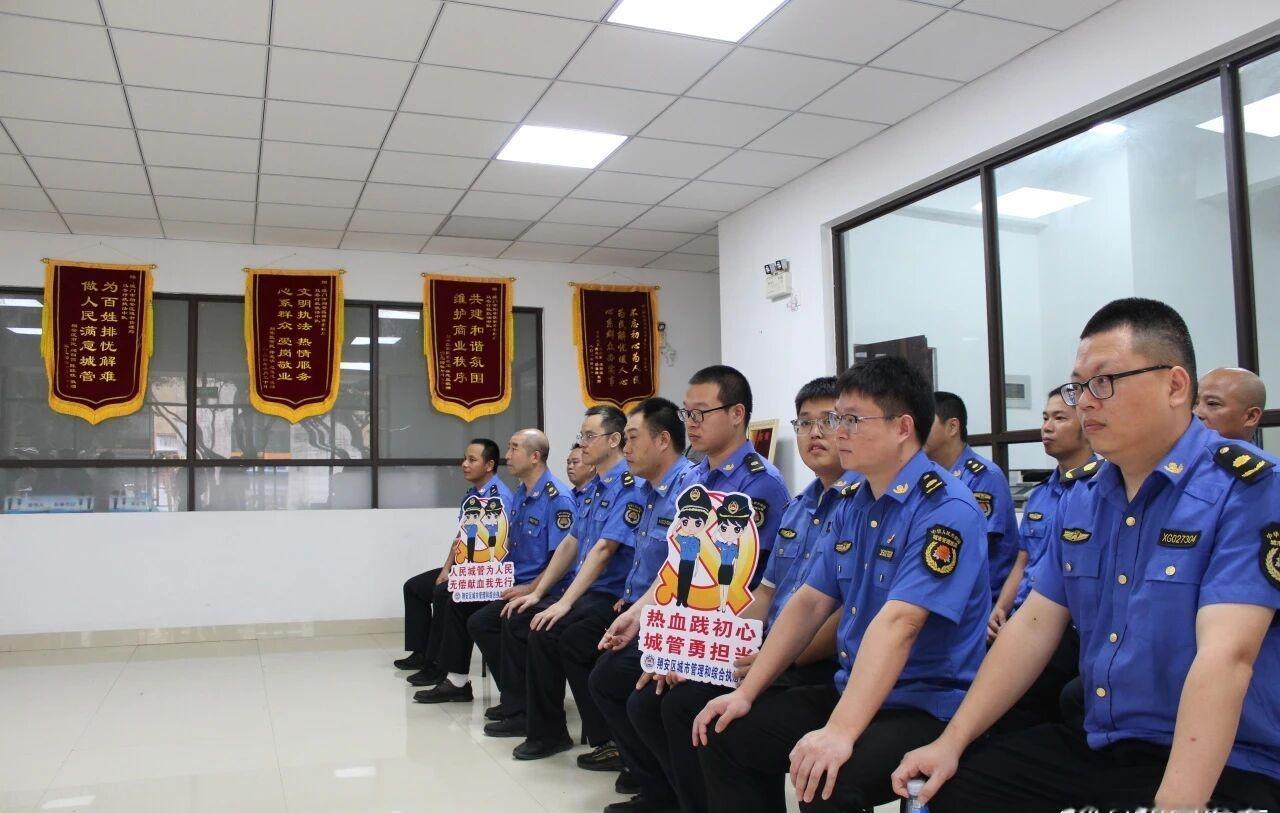 业翔民安【翔安暖心一幕！城管队伍集体挽袖】为深入践行全心全意为人民服务的宗旨，以