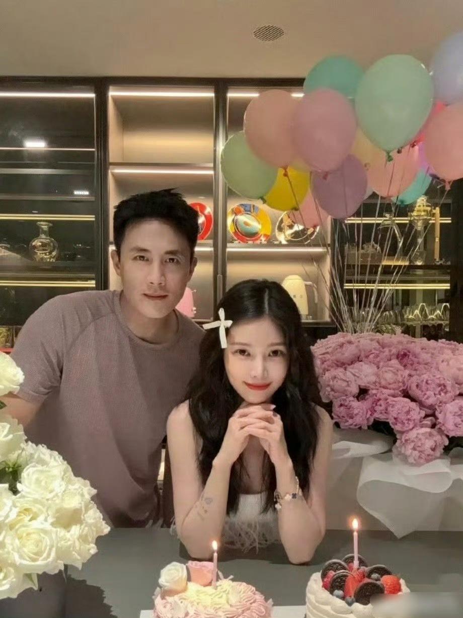 杜淳真的把媳妇儿养成了女儿……
都说看一个家庭的夫妻相处状态，看照片就能看出来，