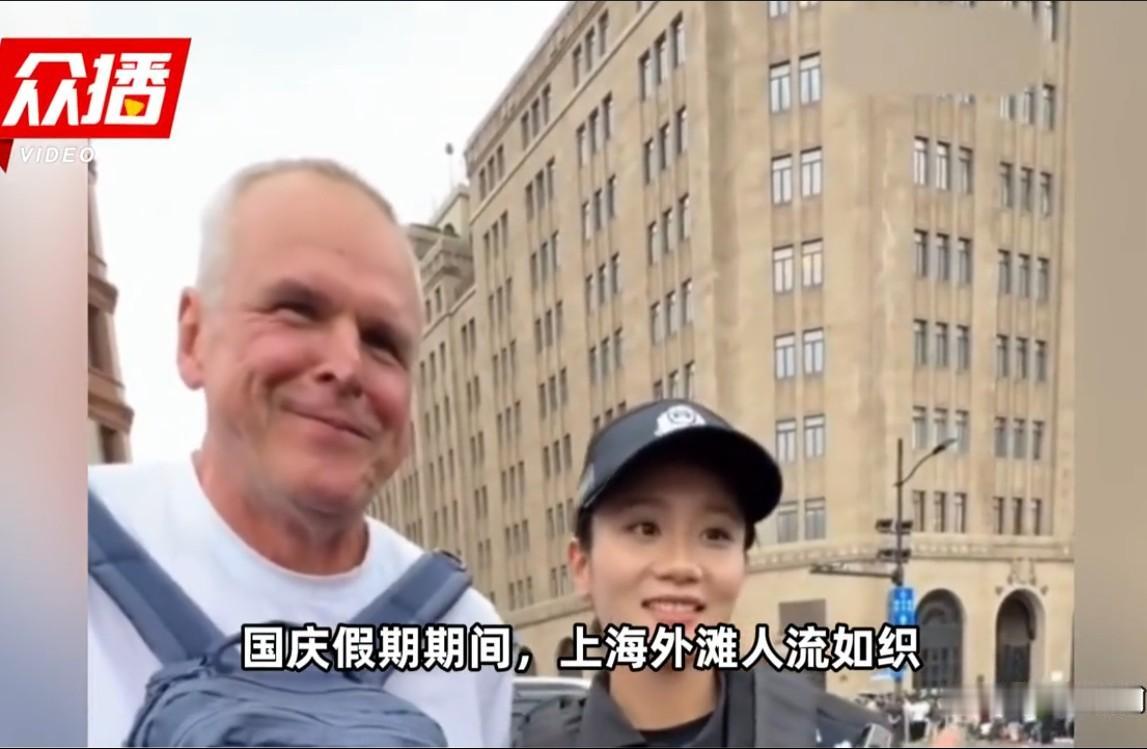 每个人对肢体接触的接受程度不同，看视频中这个老外手是想搭在女特警的胳膊上，并不是