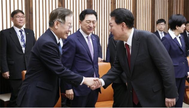 韩国总统不好当，朴槿惠的父亲曾经是韩国总统，他在任期间遭枪击身亡。朴槿惠曾是阶下