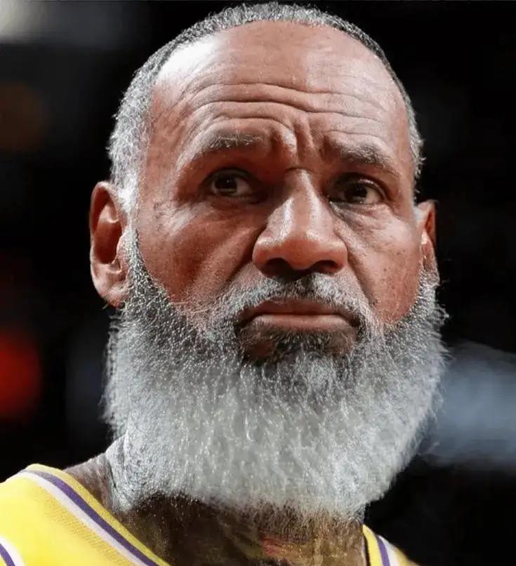 别再盯着詹姆斯的数据表不放了。
那上面的数字，早就不是他最吓人的地方。
真正让人