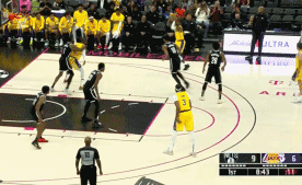 拉塞尔首节三分4中4狂轰14分3助攻，降薪留队，湖人赚大发了，哈哈。