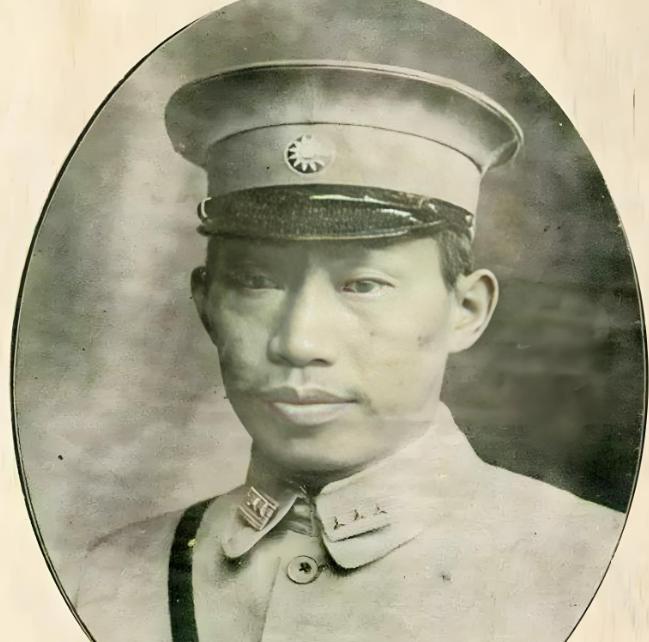 1935年，贵州军阀王家烈被迫交出兵权，出省“考察”。蒋介石当面给了三万块大洋做