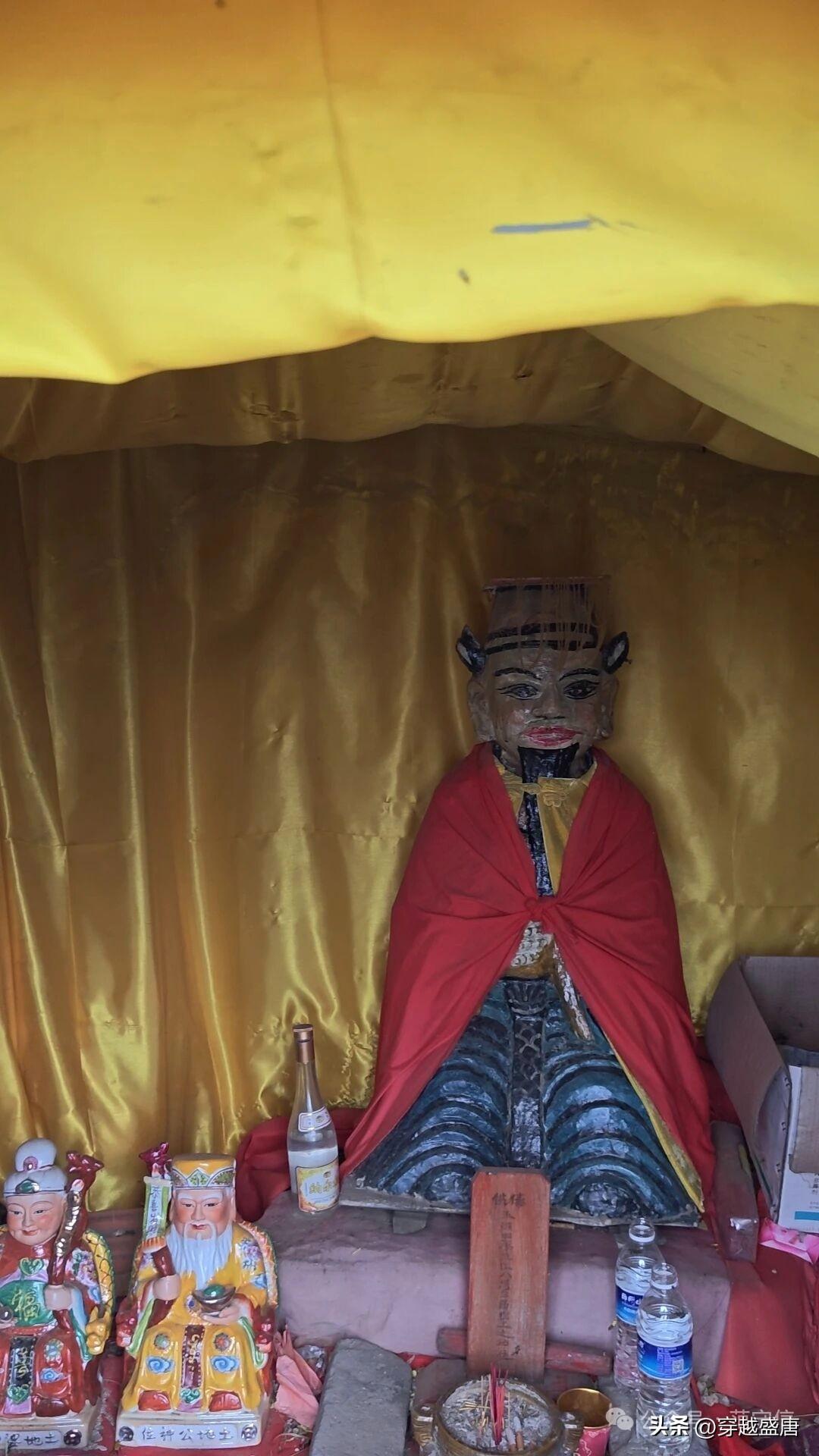 夏日生活打卡季再大山沟里意外发现这处简易神龛正中神像配木质牌位，旁立土地公、土地