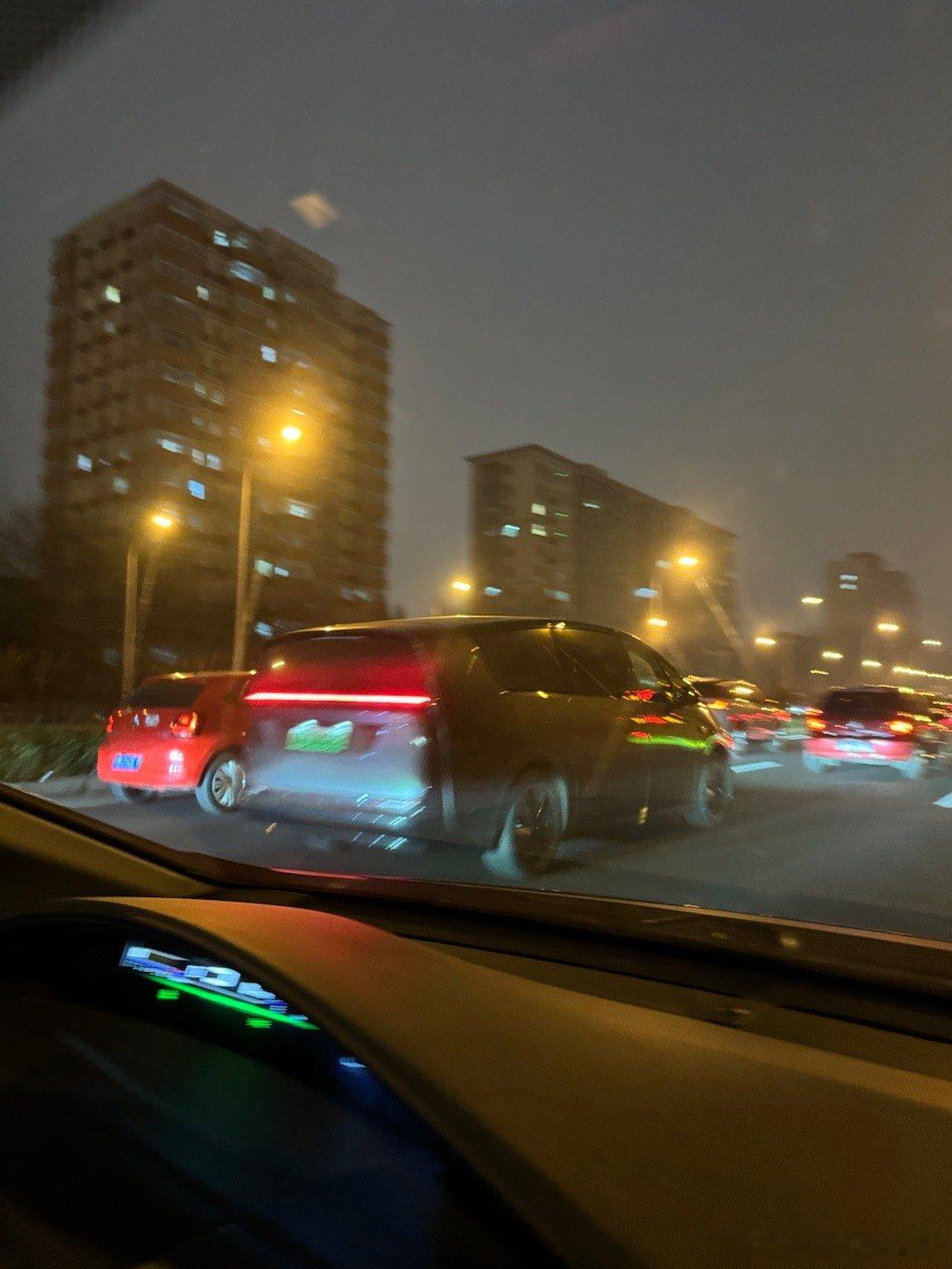 第一次在路上见到北京牌的MEGA，好大只。#凯文聊车# ​​​