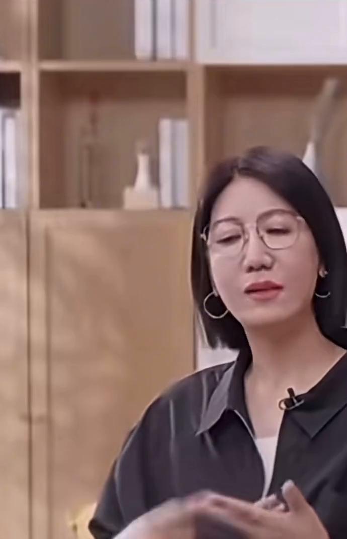 要有不怕被人讨厌的勇气。
·第一点，不要陷入到字正清白的陷阱里。
·第二点，三毛