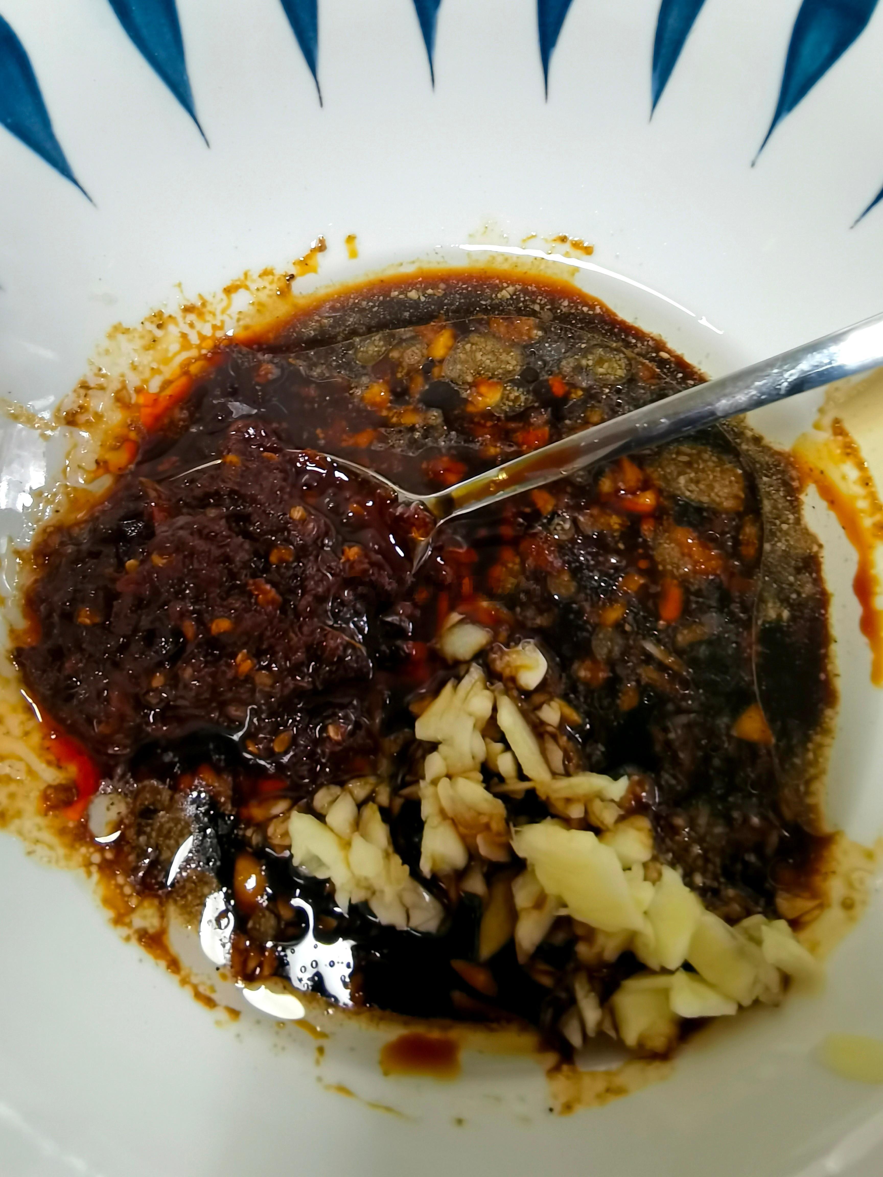 早餐：红油干拌+丝瓜解暑汤。简简单单，又是一餐。生活手记生活手记