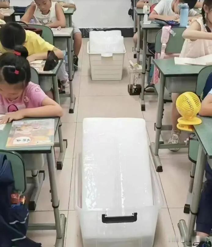 开学遇高温，多地中小学出奇招降温！冰块进教室，孩子们上课新体验。
近日，随着秋季