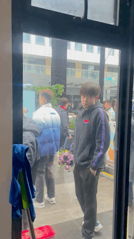 王楚钦24岁
正是爱臭美的年纪
果然出门在外不要相信每一面镜子
不知道哥刷到会不