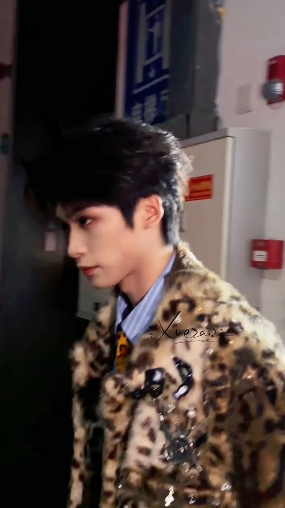 梓渝以豹纹造型亮相，将时尚表达与舞台艺术相融合，展现出新时代文艺工作者的创新活力