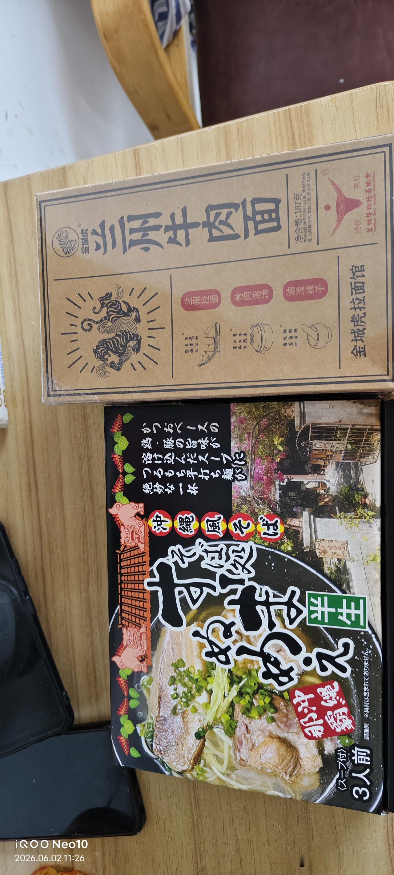 楼上有一个护工是我们河南开封的，就是经常说他是公务员，退休一个月将近9000，她