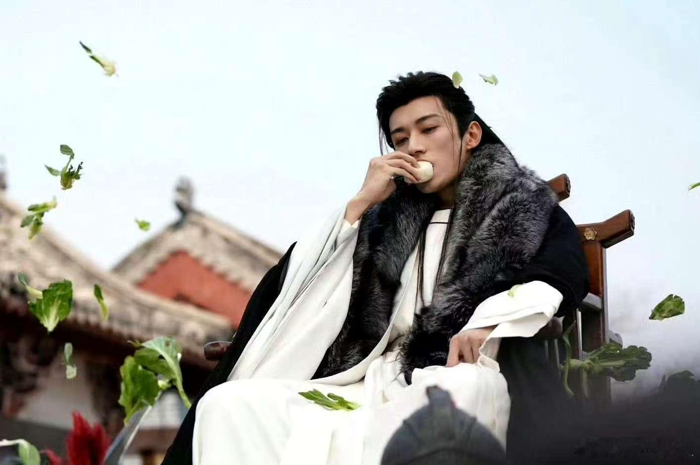 刘学义这次怎么不吃了救命，谁懂这反差萌！上回被砸，刘学义光速抓起馒头开炫，主打一