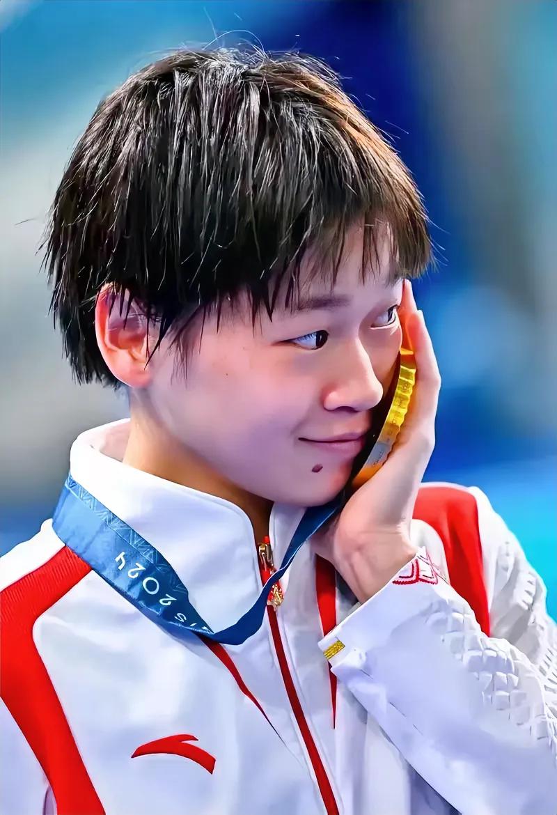 全红婵为什么事害羞了？这可可爱爱的小表情。
哦！金牌在手，心有点发热，脸有点发烫