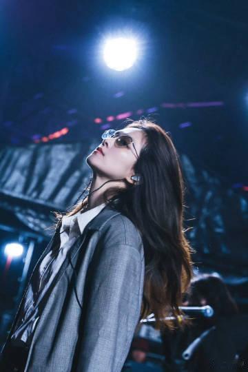 陈昊宇彩排照 泡泡岛彩排现场，陈昊宇小眠酷帅十足，舞台魅力提前展现，彩排照美得让