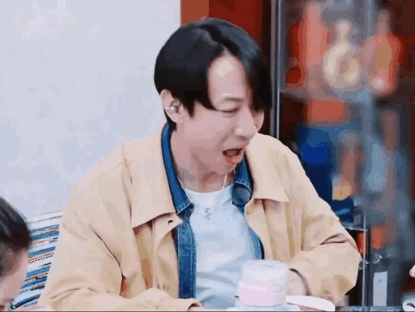 张维伊的刘海落桌子上了，他不会已经秃顶了吧 ​​​