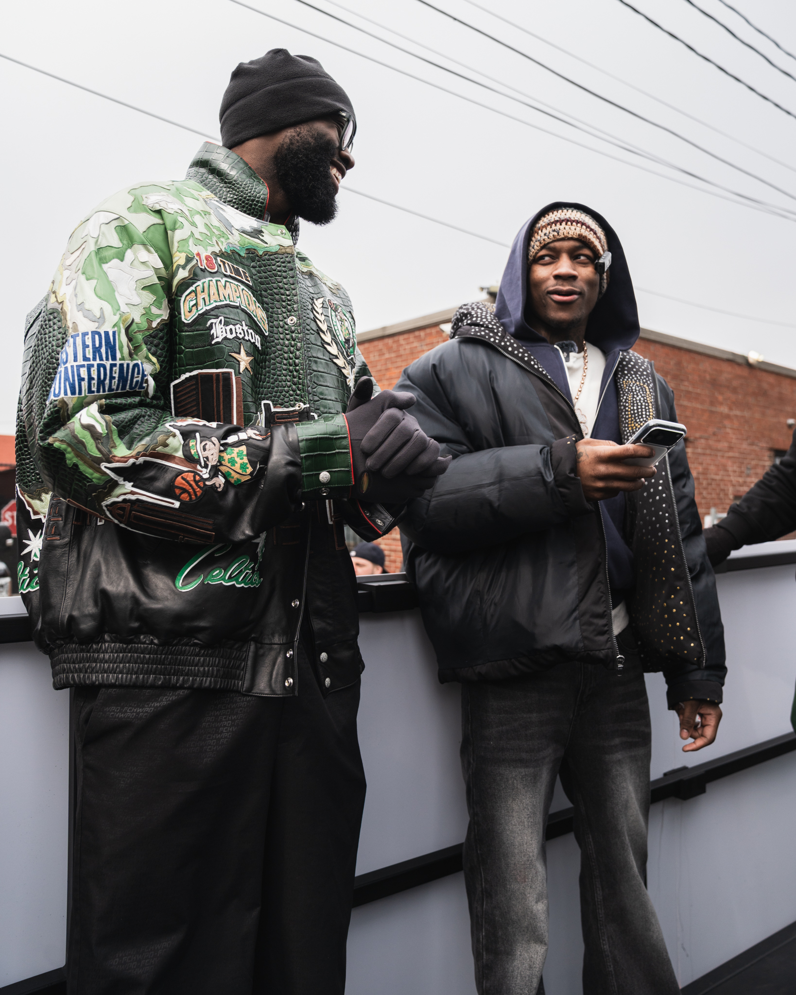 杰伦-布朗今天在南波士顿的圣帕特里克节游行中玩得非常开心 ☘️💚波士顿凯尔特人