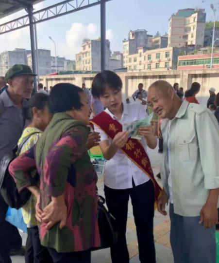 重庆一女子大半夜发现银行卡被刷爆，她不报警不挂失，冲进超市买了袋盐——正是这张小