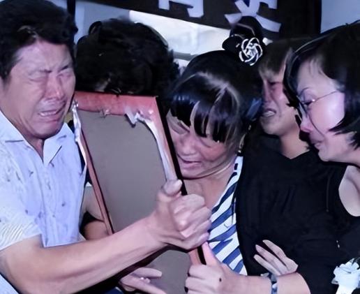 2020年1月，新晃操场埋尸案主犯杜少平被执行了死刑，在被送入死刑执行车仅仅8分