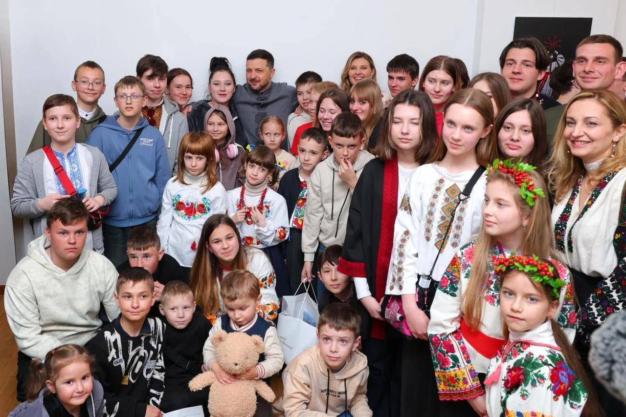 乌克兰总统泽连斯基与第一夫人近日在圣索菲亚大教堂出席复活节活动，看望了40名阵亡