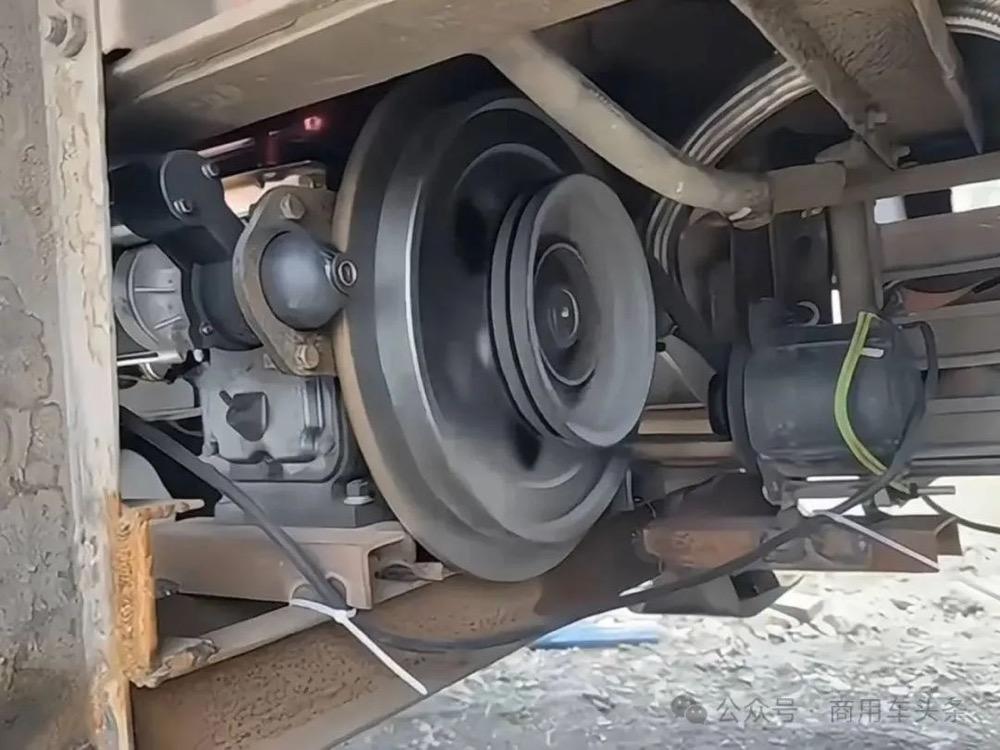 货车改装柴油发动机 就为了开空调省油

你瞧瞧这个货车司机，在货车底下加装了一个