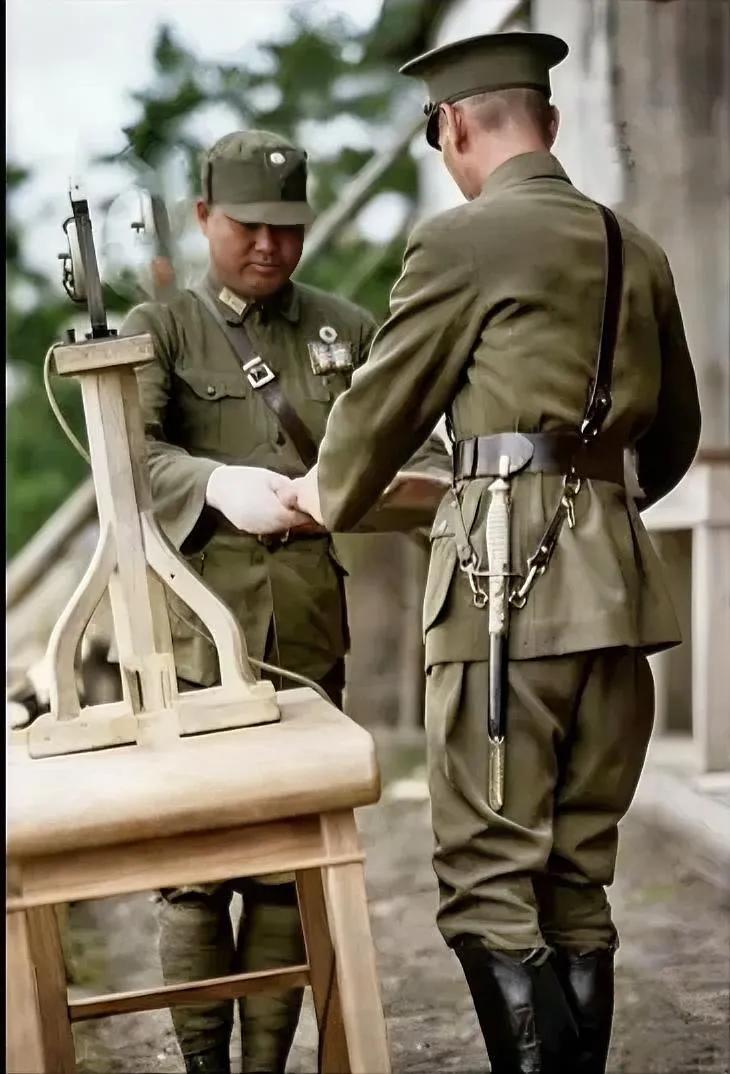 这是蒋介石给庐山军官训练团学员关麟征颁发毕业证书。
         你看蒋介石