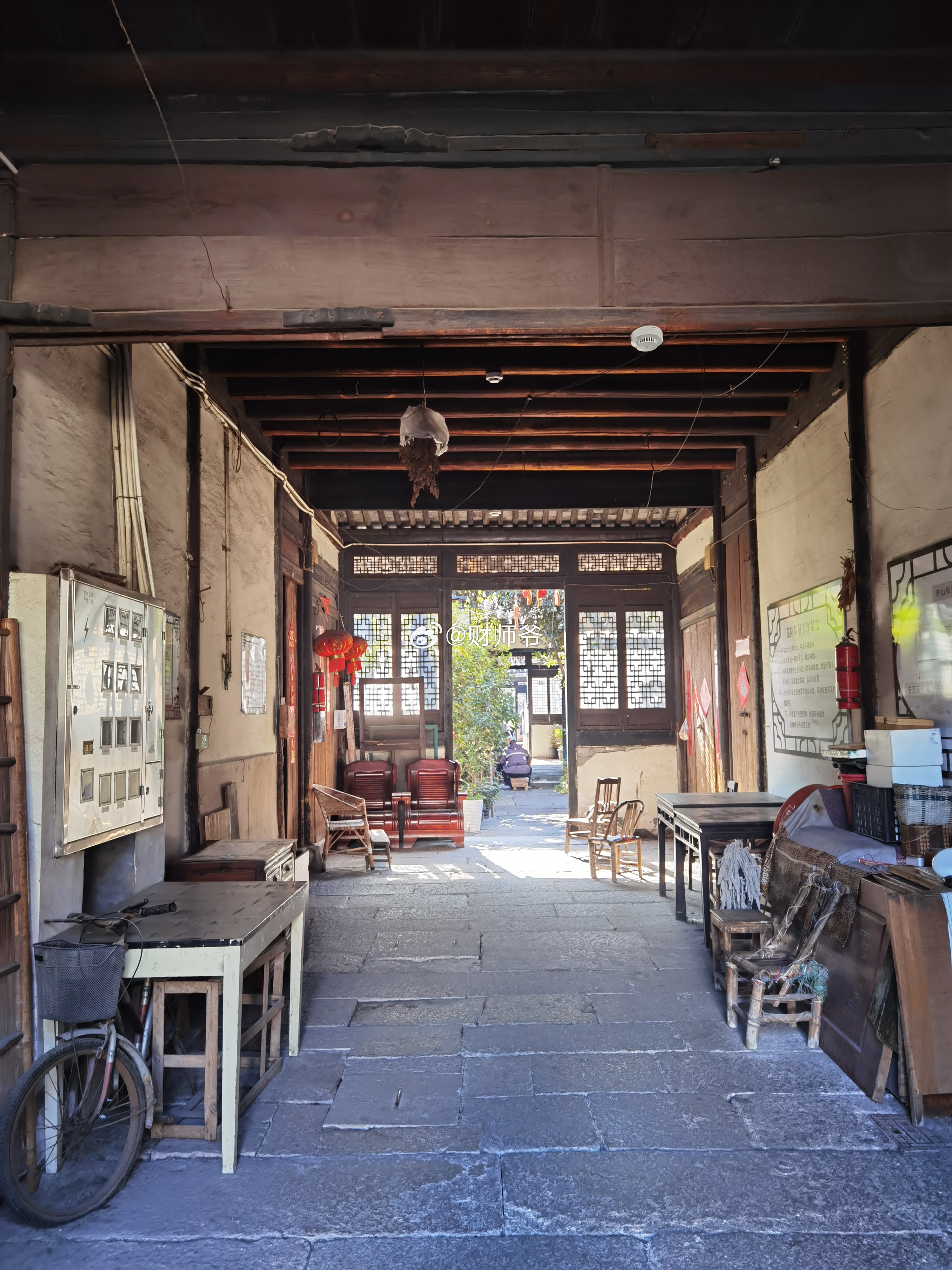 八字桥旁的古民居，你看堂沿上面的板梁上，还有当年放牌匾的痕迹。这里以前就是一个大