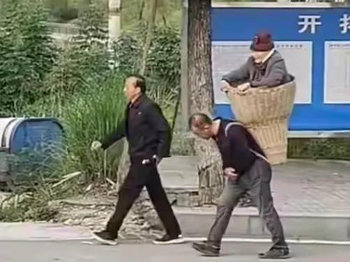 太感动了，贵州的山区里的一位八十多岁的老母亲生病了，需要带去镇上的医院看病，老母
