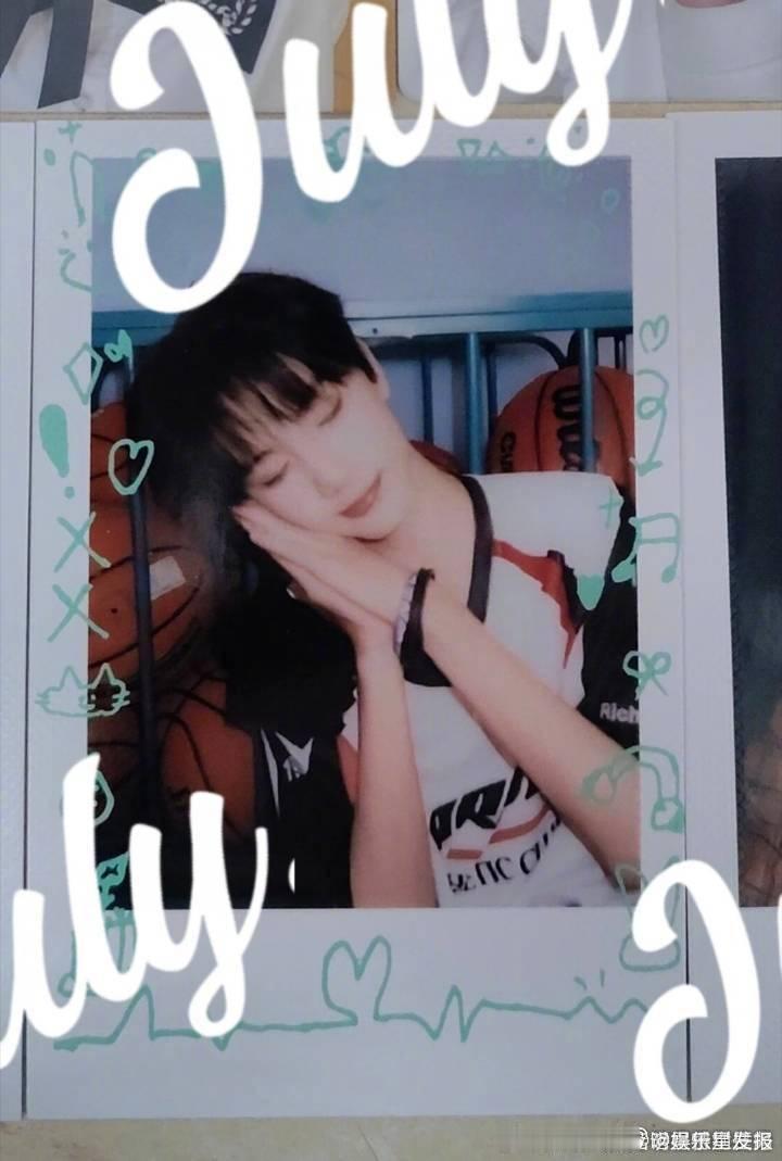 李煜东 兄弟这张卡真的很帅李煜东卡背跟粉丝称兄道弟 手写卡背上写的是“兄弟这张卡