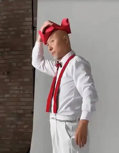 71岁陈佩斯携电影《戏台》重返银幕，与黄渤等老中青三代演员同台飙戏。片中他真撞柱