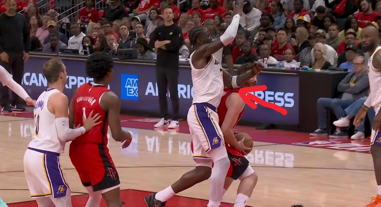 艾顿二级恶意犯规申京被驱逐！说实话：裁判有点硬保火箭了！在火箭迎战湖人的第三节比