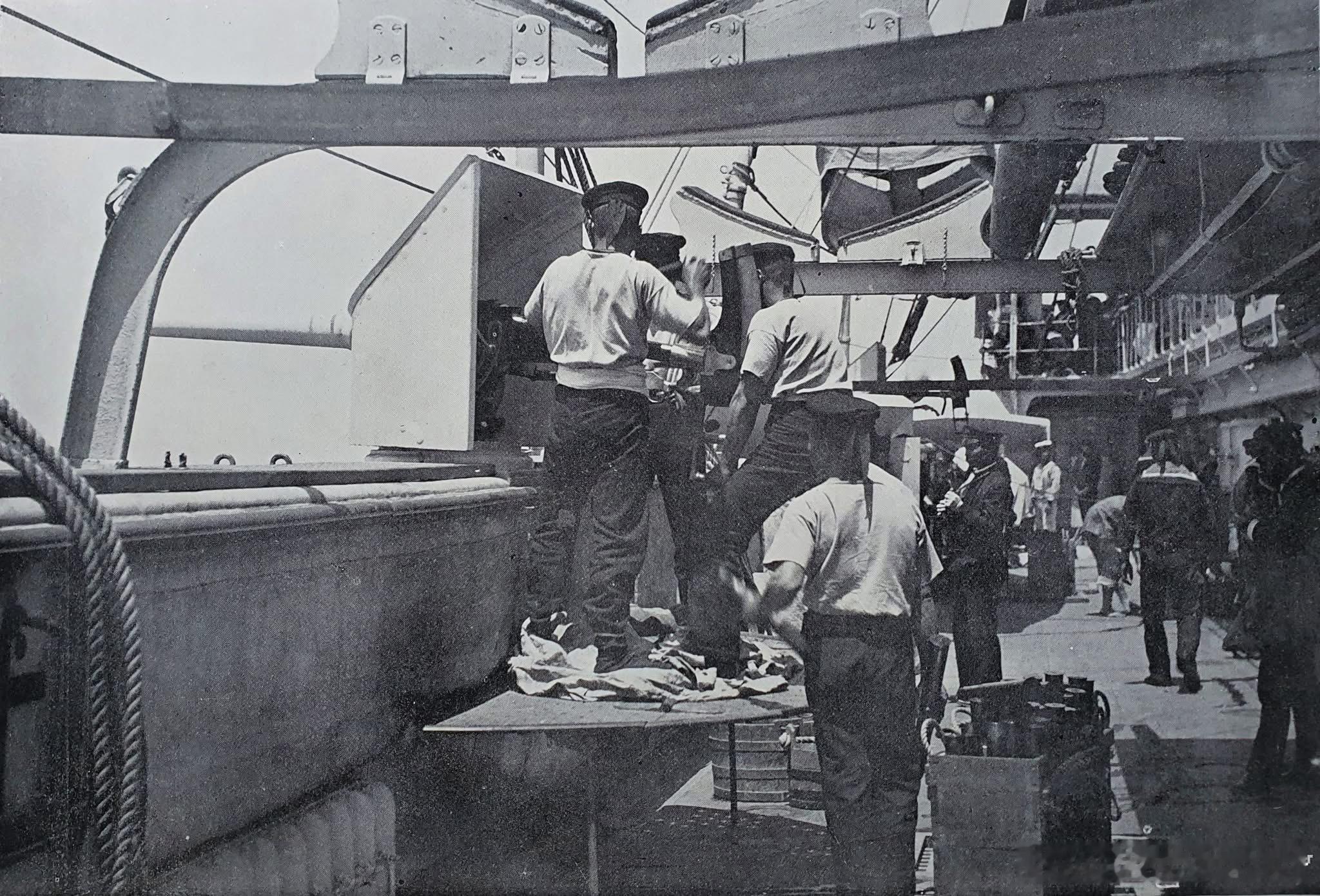 一艘日本防护巡洋舰上装备的英制47mm反鱼雷艇速射炮，看见炮组围绕在四周，防护十