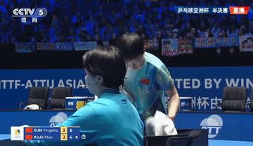 来！拆分孙颖莎小秘诀的步骤。
第一步，挑选一块干净的毛巾，尽管手里已拿了几块毛巾