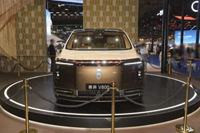 15后小孩搁成都车展讲车