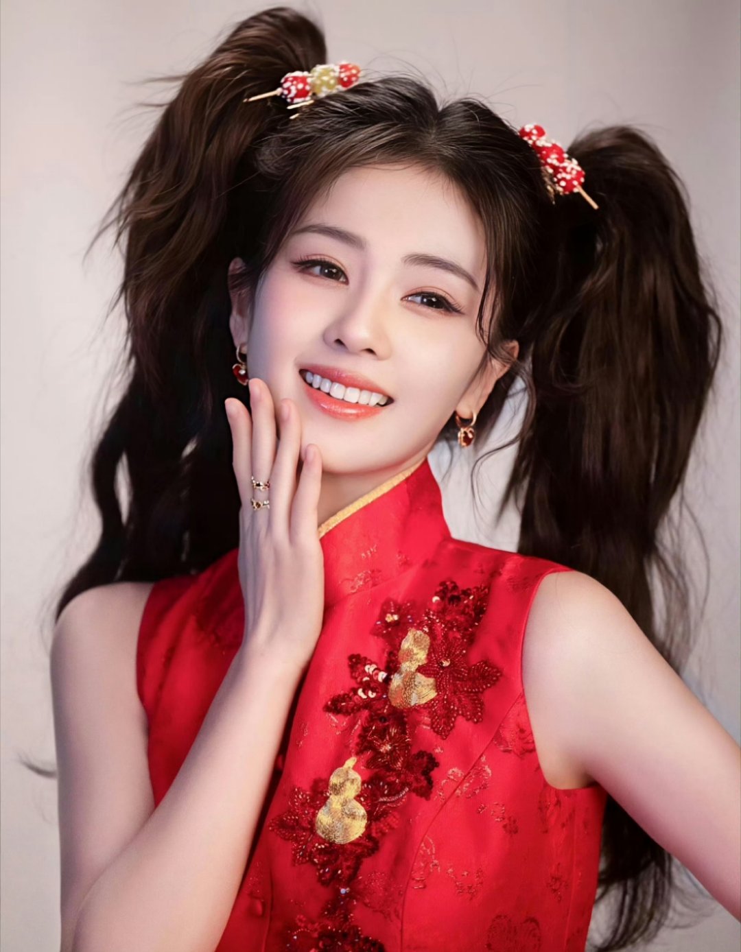 白鹿cos安琪拉又美又强 又帅又飒跟李佩仪一样没有不燥候这个李佩仪的义务！ 