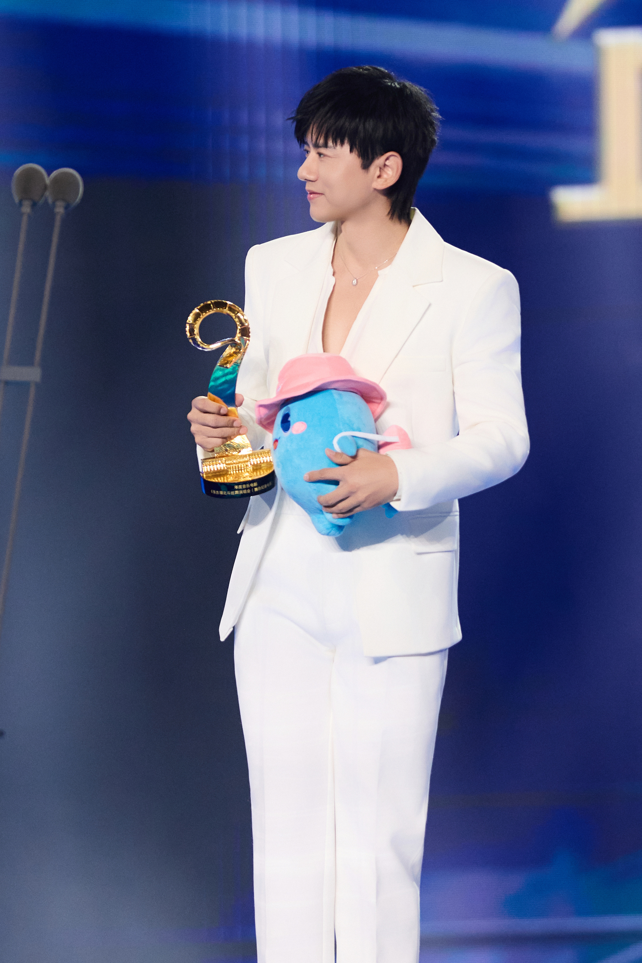 张杰内心be like这样的玩偶要是有三个就好了（bushi） ​​​