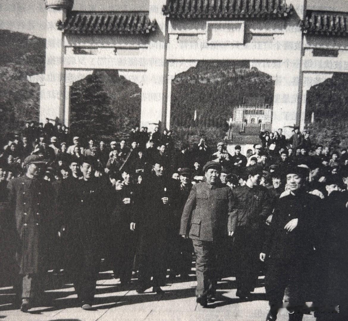 1953年，罗瑞卿陪同毛泽东瞻仰南京中山陵。出发前，安保部门出于安全考虑，制定了