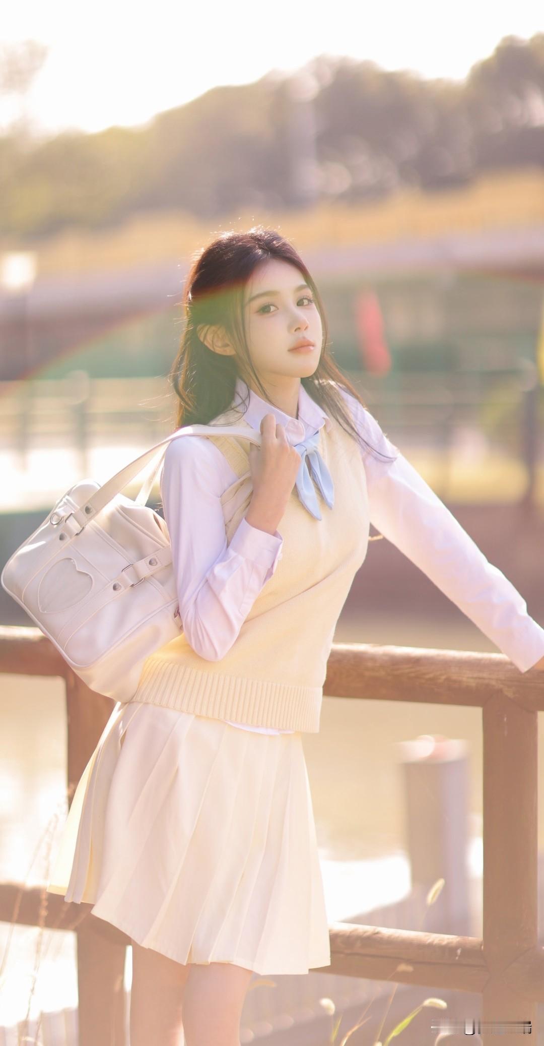青春洋溢的校园少女，阳光下的甜美瞬间。