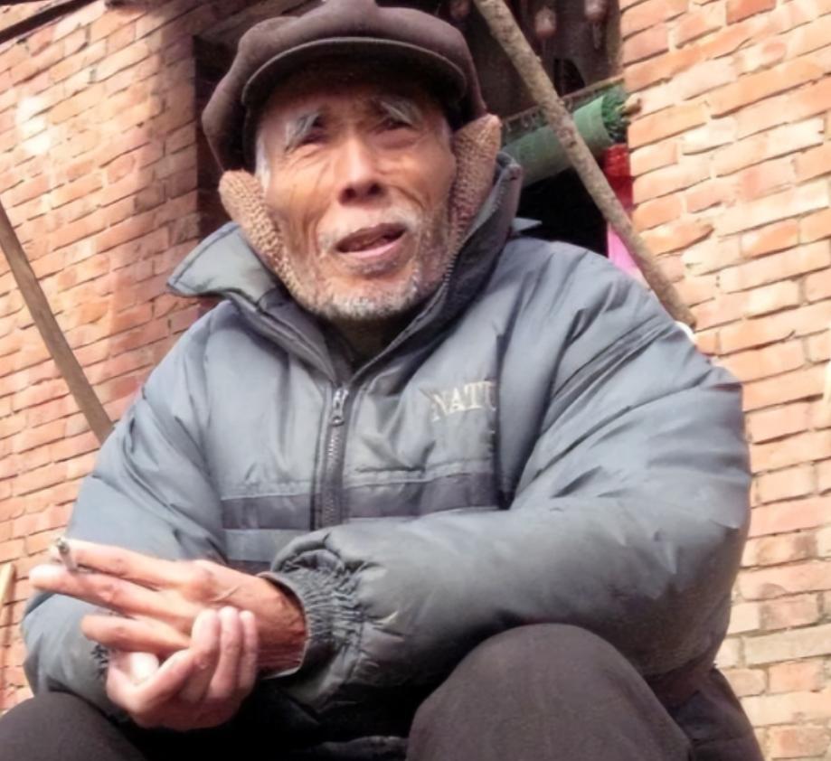 1949年11月27日深夜，重庆歌乐山上枪声不断，血腥味顺着夜风飘出几里地，白公